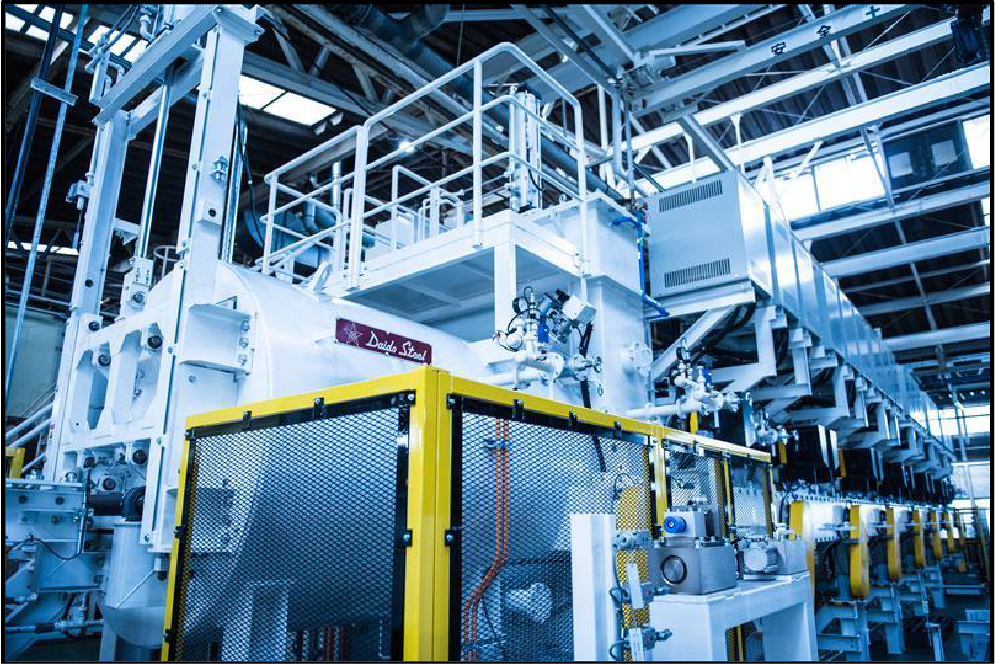 写真:浜名部品工業株式会社で稼働する連続式真空焼鈍炉